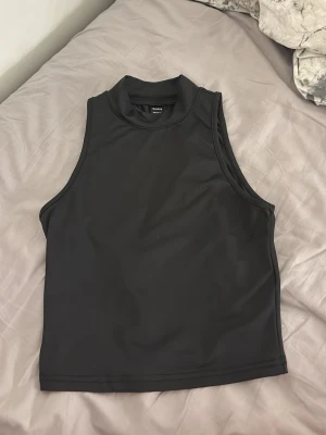 Svart ärmlös topp från SHEIN - Säljer den här fina toppen från shein för 30kr i storleken S! Anledningen till varför jag säljer den är för att den inte passar mig längre + jag slutade använda den efter 3 gångersanvändning. Vid fler frågor hör av dig!