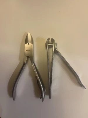 Nagelklippare och nageltång i metall - Två nagelverktyg i rostfritt stål: en klassisk nagelklippare och en nageltång. Perfekta för att klippa och forma naglar med precision. Snygg och stilren design i silverfärg, passar både till manikyr och pedikyr. Fri 📦 +20kr?