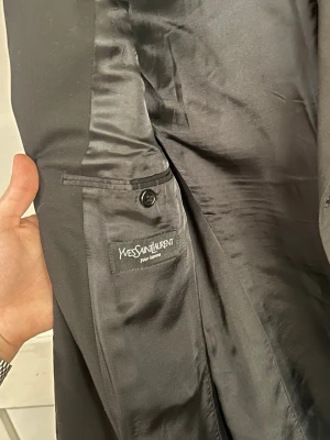 Saint Laurent vintage kavaj  - Halloj! Nu finns denna vintage saint Laurent kavajen till salu. Den är äkta o i bra skick utan några defekter! Storlek 50s. 