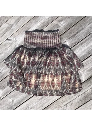 Fin kort kjol - Jättefin mönstrad kjol från Sofie Schnoor i väldigt bra skick. Säljer då den tyvärr inte kommer till användning. Skicka för fler bilder. Perfekt nu till sommaren och våren. Passa på när det är fri frakt (begränsad tid)