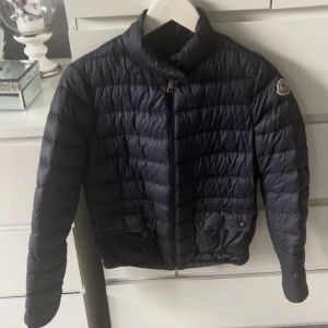 Marinblå Moncler dunjacka - Äkta Moncler lans giubbotto , Storlek 1 ~ S. Nypris 9500kr säljes för 1999kr. Jättefint skick