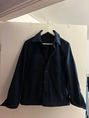 Mörkblå overshirt med knappar - Stilren mörkblå overshirt från donce de la sense. Overshirten är i storlek xxs och funkar från 160-175 på ett ungefär. Nypris är 1499, skriv om ni har funderingar😃