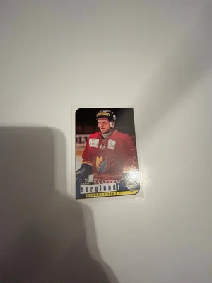 Hockeykort Djurgårdens IF Berglund - PRIS KAN DISKUTERAS! Säljer ett hockeykort med spelaren Berglund från Djurgårdens IF. Kortet har färgstarka motiv med röd, blå och gul färg, och visar spelaren i matchtröja med klubbens logga. Perfekt för samlare av sportmemorabilia.