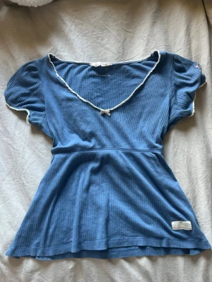 ODD MOLLY TOPP - Jätte söt fin odd Molly topp,säljer pga att den inte används tillräckligt.Det är lite rött avfärgat på det vita men inte så att man ser det bedrövligt mycket,och de går nog säkert ut efter en tvätt!skriv privat för mer frågor💕😁