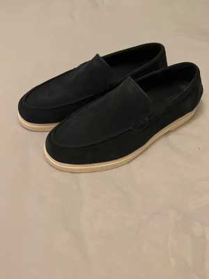 Loafers från Zara - Snygga mörkblå loafers från Zara i storlek 42, aldrig använda. Passar till det mesta. Inköpta i butik för 800, skriv vid funderingar