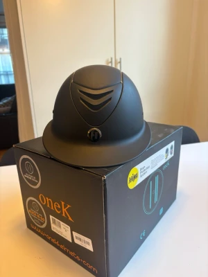 OneK ridhjälm mips och solskärm - As snygg svart ridhjälm ifrån Onek med mips och solskärm, köptes förra vintern och har aldrig ramlat av med den. Sälj pga att jag slutat med hästarna. Storlek 0 i skalet och S i liner (53-54cm) som också är från Onek. Tillkommer dustbag och hjälmväska ifrån Onel, original box, liner och givetvis hjälmen😊 Nypris: 4700kr inkl liner. Pris kan diskuteras vid snabb affär 