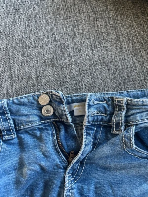 Low waist bootcut jeans Gina Tricot 164/xs/32 - Säljer mina mörkblå low waist bootcut  jeans från Gina Tricot i strl 164 🤍 Passar även XS/32 eller dig som är petite.  Snygg mörkare tvätt och en rak men lite smalare modell som sitter jättefint. Nypris ca 399 kr.  I väldigt bra skick.  Pris kan diskuteras vid snabb affär