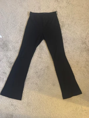 Kostymbyxor Vero Moda  - Säljer mina utsvängda kostymbyxor från Vero Moda, så sköna och fina men har blivit för stora för mig tyvärr :( storlek s och jag är en xs just nu och 166 cm. 