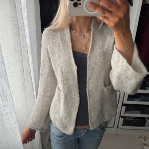 Beige mohair stickad kofta - Mysig ljusgrå / beige stickad kofta med öppen front och två fickor framtill. Mohair / wool blend 💕💕från hm, strl xs står de på etiketten men tycker mer den motsvarar en strl S❤️