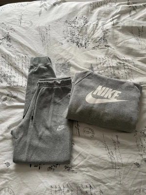 Grått mjukissett från Nike - s  - Snyggt grått mjukissett från Nike i storlek S. Använt men är i fint skick!! 💕