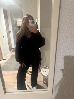 Brun teddyjacka - Mysig svart teddyjacka med knappar framtill och breda ärmar. Jackan har en avslappnad passform och är tillverkad i fluffigt teddy-material som håller dig varm. Perfekt till höst och vår💞. Är i xxs men passar perfekt till xs