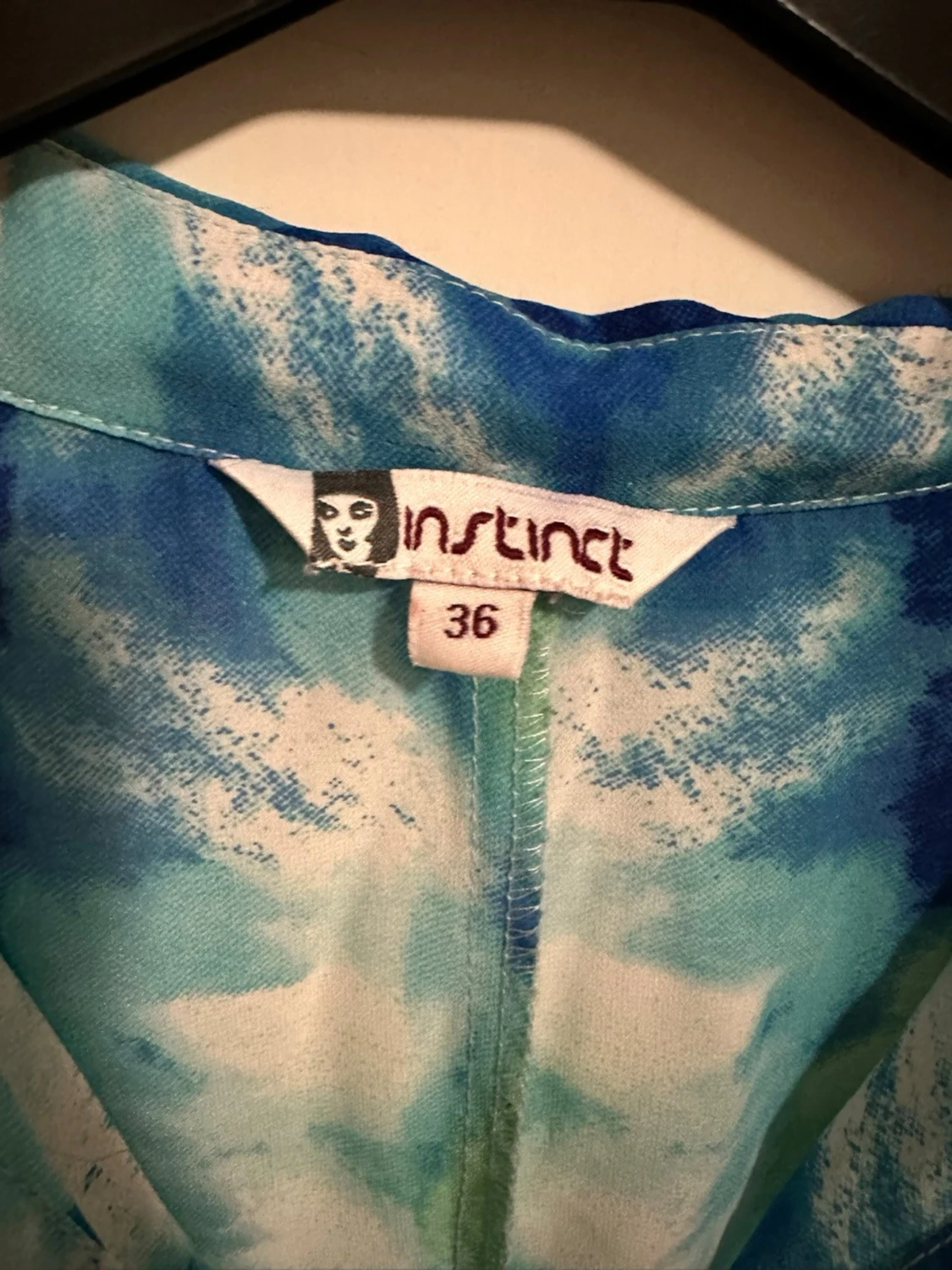 Mönstrad ärmlös blus från Instinct - 1