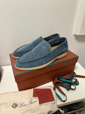 Loro Piana Summer Walk - Säljer nu mina loro piana summer walk då de ej passade mig! De är i en limited edition ljusblå summer colorway och köpta i Monaco som present! Hade dessvärre inte plats för original boxen i resväskan men de kommer med originala dustbag och kan även komma med en annan loro piana box om man vill! De är iprincip helt nya, bara testade hemma, storlek 46 men kan passa 45 med! Skriv vid frågor👌
