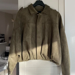 Grön zarajacka - Populär olivgrön jacka från Zara. Andvänd fåtal gånger så den är som ny!👏🏻