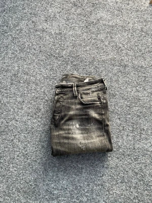 Jeans från jack and Jones  - Riktigt snygga jeans från Jack and Jones! Med slitningar och riktigt snygg tvätt! Storlek w30 l30! Jeansen är endast använda en gång, modellen är Glenn alltså slim fit! Nypris 1199kr