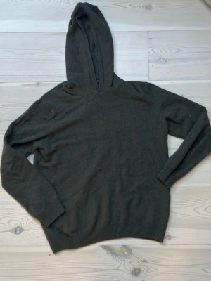 Mörkgrön hoodie i mjukt material - Nypris 1700kr. Storlek M men passar S. 
