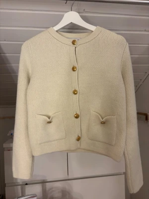 Kofta - Jättesöt kofta ifrån Zara med guld knappar. Använd en gång ingen syn på användning, köpte den någon gång 2024 för ca 400kr 💗