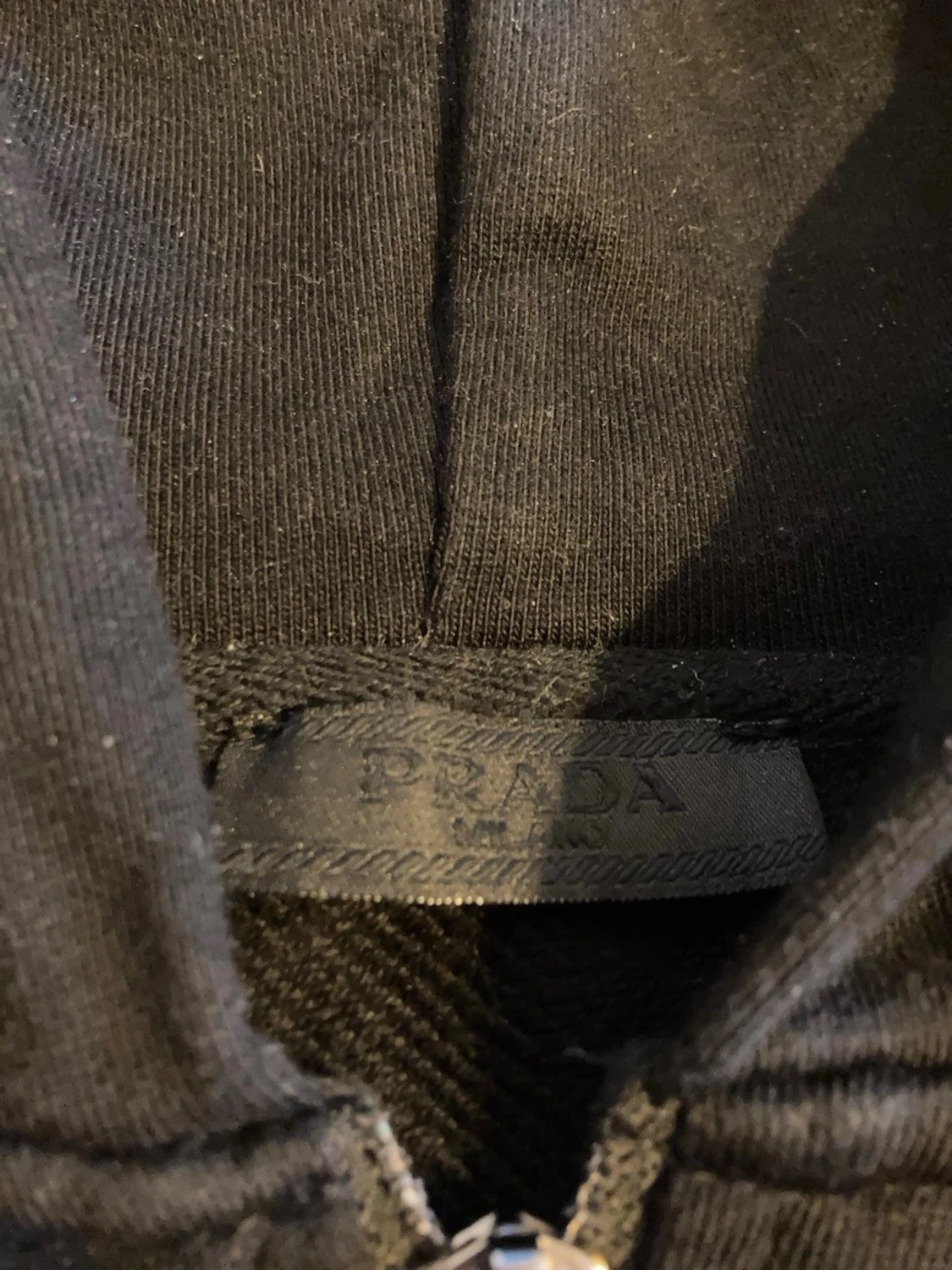 Svart hoodie med dragkedja från Prada - 2