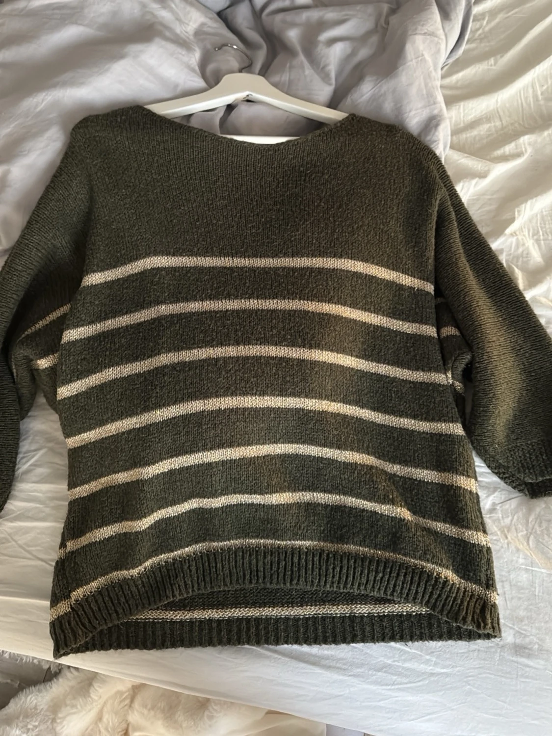 Stickad grön guldig tröja