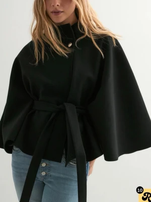 Kappa nelly - En fin kappa från Nelly, endast använd en gång då jag inte riktigt tyckte att den passade min stil! Säljer lägre pris eftersom att jag vill bli av med den då den bara tar upp plats här💕Inga defekter och bra skick, kan fixa egna bilder!