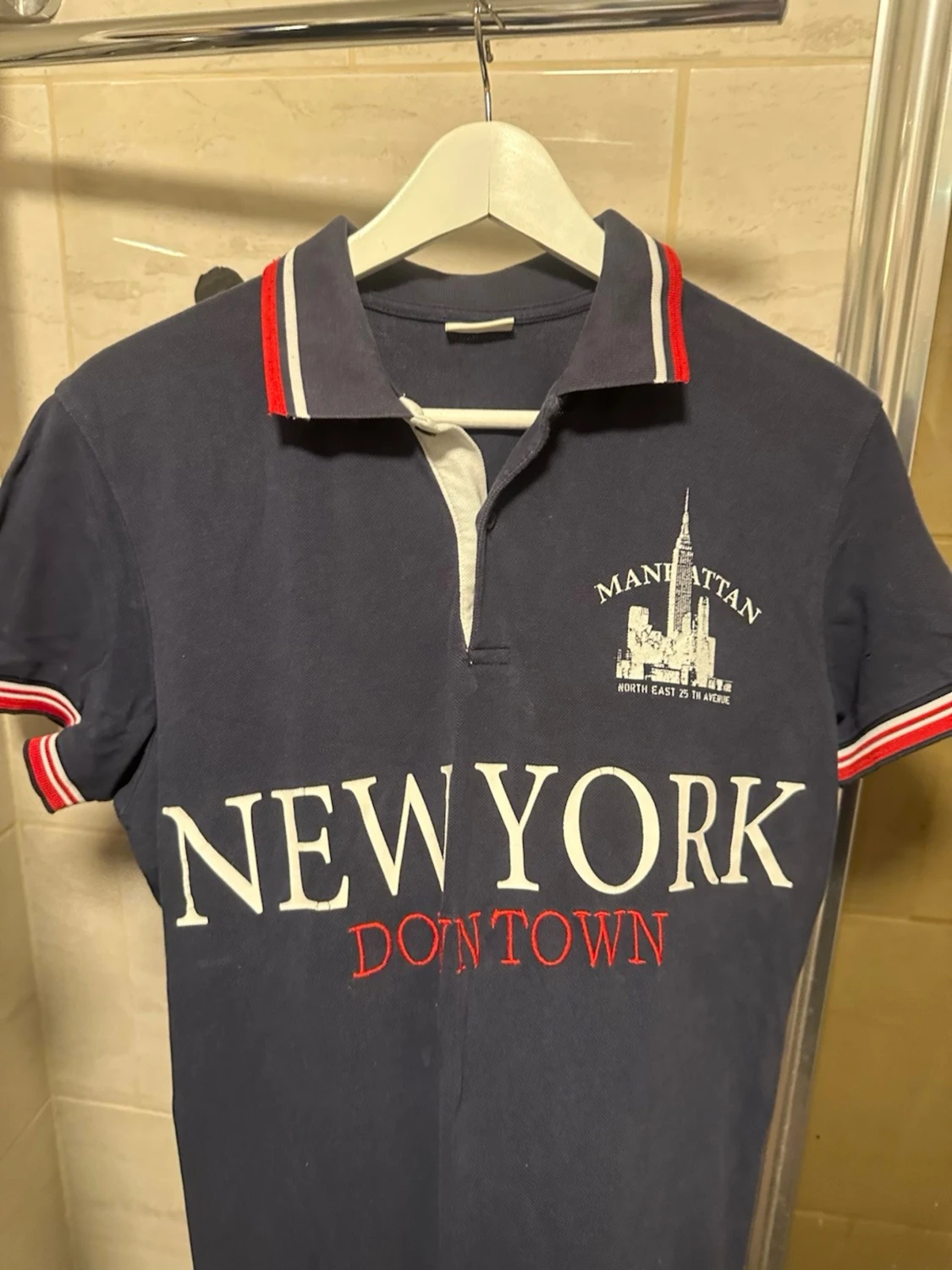 Marinblå pikétopp med New York-tryck - 1