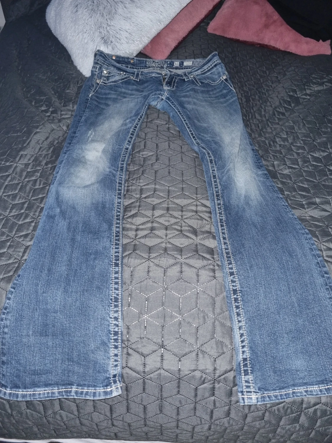 Blå bootcut jeans med broderi från miss me  - 6