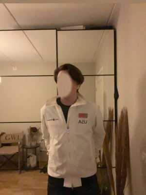 Vit USA vindjacka från Sail racing - Säljer en vit vindjacka från Sail Racing med USA tema. Strl M men sitter som S typ! Riktigt fin till sommarn eller varmare vår!