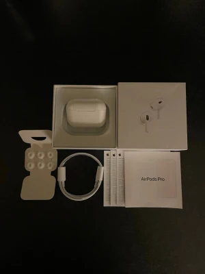 AirPods Pro 2 - Apple AirPods Pro 2 trådlösa hörlurar med brusreducering (ANC). De kommer med en USB-C laddare och extra silikon örontoppar i olika storlekar. Vid köp skickas ett oöppnat par i original lådan.  Skriv om du har frågor