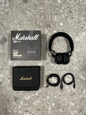 Marshall Hörlurar- Mid ANC - Säljer dessa Marshall Mid ANC hörlurar  Skicket är mycket bra, möjligtvis små tecken på användning på hörlurarnas yttre  (Hörlurarna funkar som när de köptes nya)  Allt som tillhör hörlurarna kommer med: (Fodral, två sladdar och original förpackning)  Hör av dig för fler bilder eller med frågor 📬