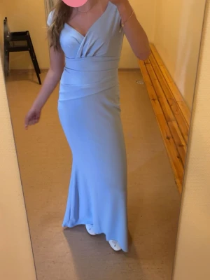 Balklänning  - Säljer min balklänning för att den inte kommer till användning. Bara använd en gång och är därav i väldigt bra skick. Väldigt bekväm klänning. Priset går absolut att diskutera!