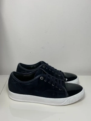 Mörkblå Lanvin Cap Toe  - Säljer nu dessa Mörkblå Lanvin Cap Toe i uk 8 som motsvarar 42 men passar även 43, skorna är i fint skick och är uppfixade med whitnercream för att sulan ska se extra fräsch ut, skriv för fler bilder/frågor🙌🏼