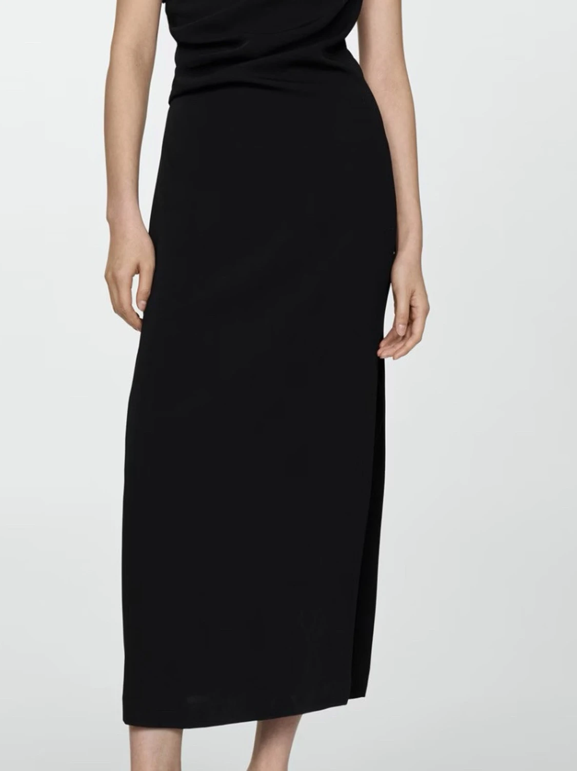 Svart långklänning med enkel design - 3