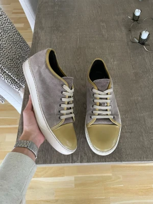 Grå Lanvins  - Säljer dessa feta gråa Lanvins i storlek 43, nypris≈ 5000, mitt pris= 1399!👑 skorna är i mycket bra skick och är inte mycket använda🔥Skick ca 9/10, endast skor följer med vid köp. Bara att fråga om du har andra funderingar👑 