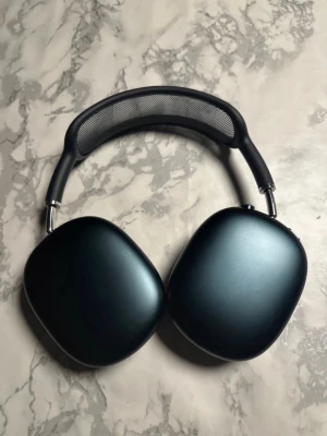 Apple AirPods Max mörkgrå hörlurar - Det är kopior med väldigt bra ljud och batteri, dock ingen brusreducering och dålig mikrofon 