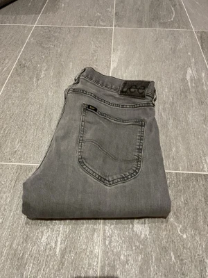 Lee jeans - Säljer dessa jeans, bra skick och fin färg. Skriv vid frågor eller funderingar samt bilder med de på! (Storlek 30/32)