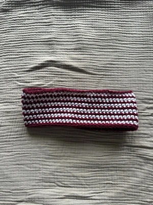 Virkat hårband - Egentillverkat hårband i vinrött och vitt garn. Tvättas i 30 grader