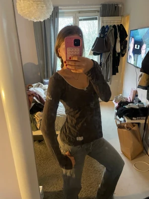 Odd Molly tröja  - Grå långärmad tröja med v-ringning från Odd Molly med mycket fina deltaljer, knappt använd🩷