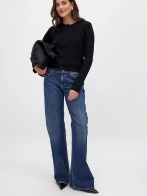 Blå wide leg jeans med hög midja - Snygga blå jeans med låg midja, Raka/baggy jeans, super snygga o trendiga, säljer då färgen inte passar mig, använda fåtal gånger!Materialet är denim och färgen är mörkblå. nypris 700