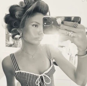 Svartvit rutig topp Zara - Säljer supersnygg svartvitt-rutig mönstrad topp, med hakar och knyt framtill. Perfekt för dig som gillar att klä dig lite mer unikt och sticka ut med detaljer och mönster🖤