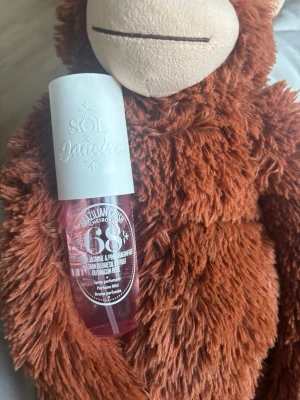 Sol de Janeiro Cheirosa 68 Parfymmist - Sol de Janeiro Cheirosa 68 är en parfymmist med doft av jasmin och rosa drakfrukt. Flaskan är genomskinlig med rosa vätska och har ett vitt lock. Perfekt för dig som gillar fruktiga och blommiga dofter. Använd 3 gånger 