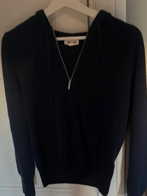 Mörkblå cashmere hoodie dam från soft goat storlek L 170 - Soft goat hoodie i mycket bra skick storlek L170/92A barnstorlek nypris 2700 kr.
