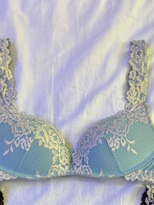 Intimisimi bh - Säljer en turkos Intimissimi bh som inte säljs längre. Den är i 70b (minsta storlek på hemsidan) skriv för frågor. 