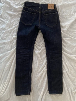 Momotaro jeans W32 - Momotaro jeans, slim fit lite tapered, storlek 32. Nästintill nyskick, köpta från göteborgs manufaktur sommaren 2025