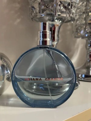 Ariana Grande parfym & Juicy Couture parfym - Ariana Grande Cloud parfym: Lite mindre än hälften är kvar   (100 ml flaska)                                                                                  Juicy Couture parfym: Lite är kvar (50 ml flaska)