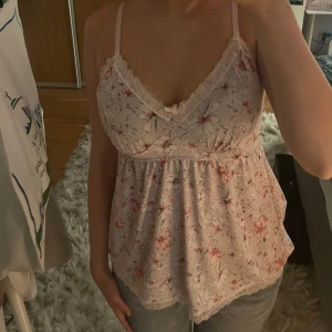 Vintage Topp köpt i New York - Så söt sommartopp med spets och blommiga detaljer. Köpt på en secondhand i New York💞 Är i storlek M men liten till storleken, passar även XS och S.