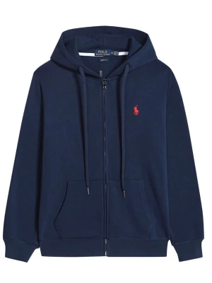 Marinblå hoodie från Polo Ralph Lauren - Mörkblå hoodie med dragkedja från Polo Ralph Lauren. Klassisk design med huva, dragsnören och känguruficka. Röd broderad logga på bröstet. Mjuk bomullsblandning som känns skön mot huden. Hoddien finns i flera storlekar såsom S och M