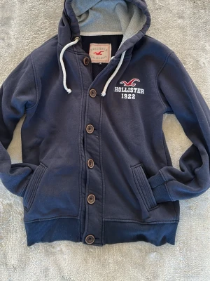 Hollister cardigan - Fet sällsynt hoodie cardigan från hollister i fint skick. Tröjan är i storlek M. Personen på bilden är 185