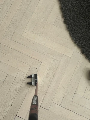 Odyssey white hot versa putter (vänster) - Hej, nu säljer jag min fina Odyssey White Hot Versa putter #7. Obs vänster Puttern är använd i 1 säsong. Små skönhetsdefekter finns men absolut inget lägger märke till eller tänker på. Säljer då jag vill testa något nytt! Pris 2200 kr