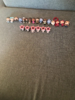 Samling Funko Pop-figurer Stranger Things - Säljer en samling Funko Pop-minifigurer från Stranger Things. Flera olika karaktärer och monster, bland annat Demogorgon. Figurerna är i plast och har färgglada detaljer, vissa med röda, blå och beige nyanser. Perfekt för dig som gillar serien och vill ha coola samlarprylar.