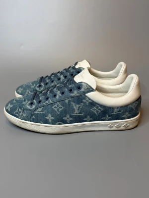 Louis Vuitton Skor - ‼️VI TAR EJ BYTEN‼️ Louis Vuitton ”Luxembourg” sneaker (mycket sällsynta) | Skick: 9/10 | Storlek (6.5) motsvarar 41.5-42 | ingår skopåse & nya snören | Fraktar inom 24H efter köp på köparens bekostnad 📦💨 | Hör av dig vid minsta fråga eller fundering 💭 